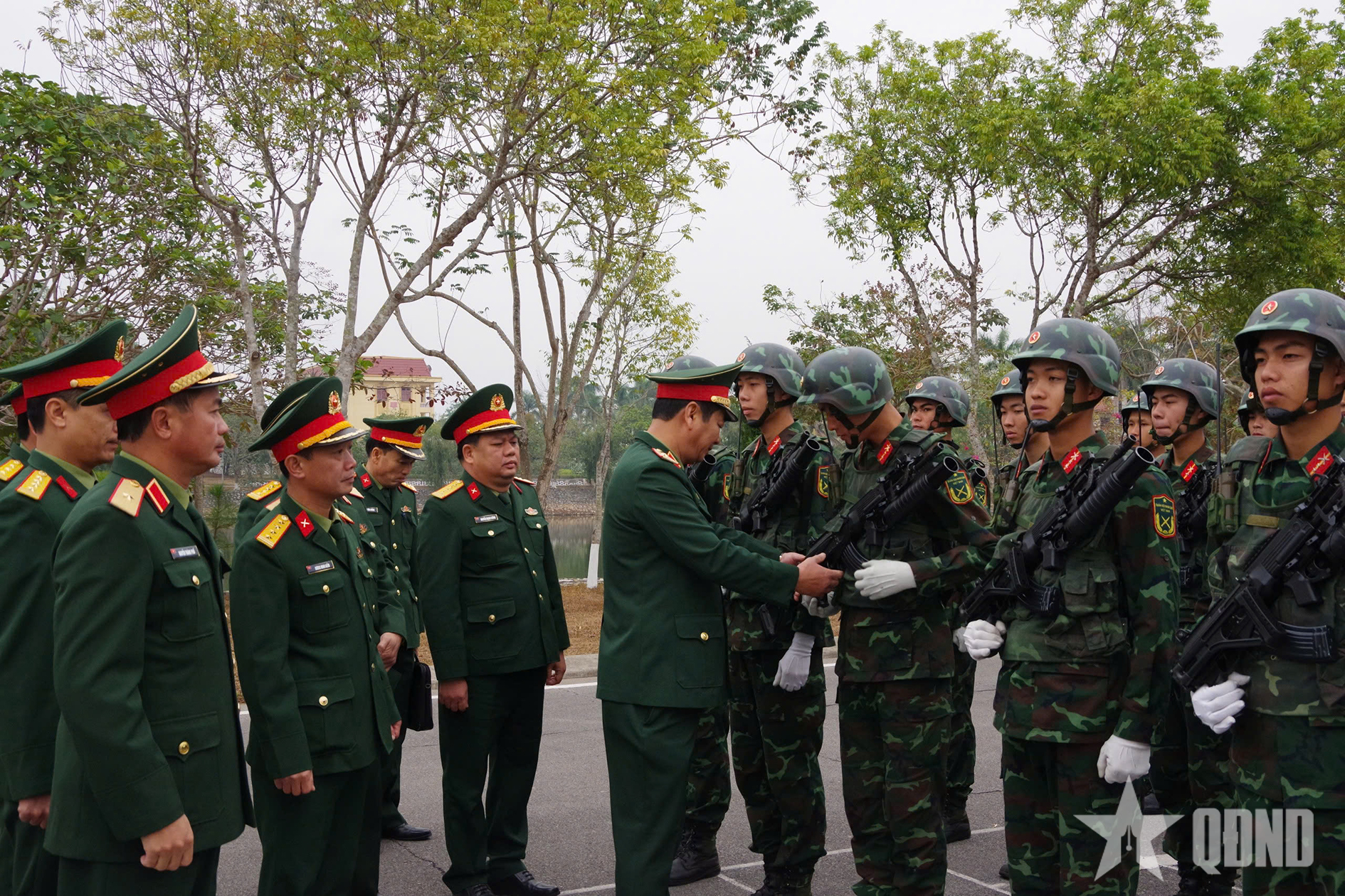 Quân đoàn 12: Kiểm tra luyện tập diễu binh kỷ niệm 50 năm Ngày giải phóng miền Nam tại Sư đoàn 325